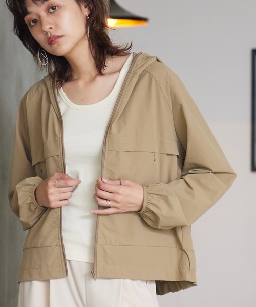 OMNES（オムネス）の「UV撥水ストレッチナイロンパーカー（ブルゾン・レディース・ブラック/ベージュ/ブルー系その他・FREE）」の2枚目の写真