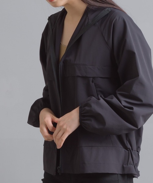 OMNES（オムネス）の「UV撥水ストレッチナイロンパーカー（ブルゾン・レディース・ブラック/ベージュ/ブルー系その他・FREE）」の19枚目の写真