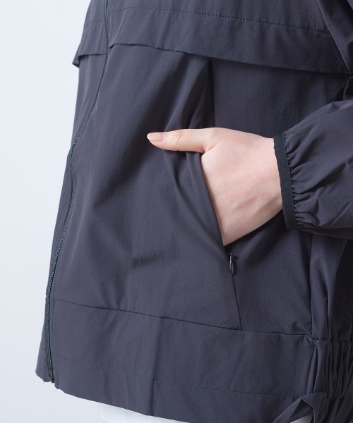 OMNES（オムネス）の「UV撥水ストレッチナイロンパーカー（ブルゾン・レディース・ブラック/ベージュ/ブルー系その他・FREE）」の6枚目の写真