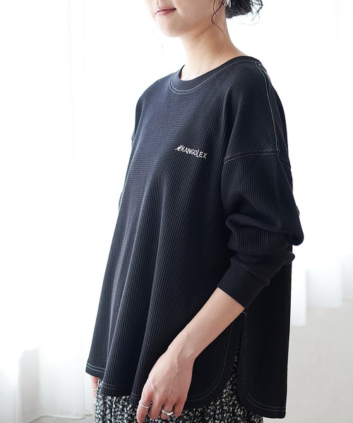 KANGOL EXTRA COMFORT（カンゴールエクストラコンフォート）の「バイカラー(配色)ステッチ　ワッフルラウンドヘムロンT（Tシャツ/カットソー・レディース・ブラック/ベージュ/ブルーグレー/モカ・LL/M/L）」の2枚目の写真