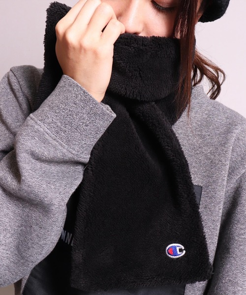 Champion(チャンピオン)の「(LF)【Champion】ブランド マーク ボア フリース 差し込み マフラー(マフラー・レディース・ブラック/ベージュ/グレー/オフホワイト・ONE SIZE)」の3枚目の写真