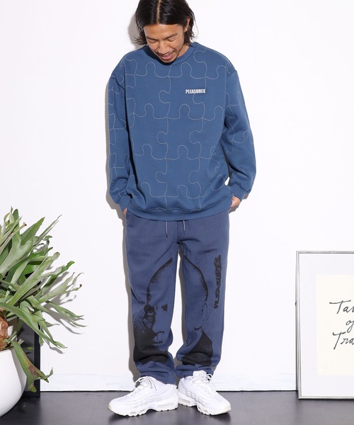 PLEASURES（プレジャー）の「PLEASURES/プレジャーズ PIECES REFLECTIVE CREWNECK クルー スウェット パズル リフレクター仕様 ワンポイントロゴ（スウェット・メンズ・ブラック/ブルー・M/XL/L）」の6枚目の写真