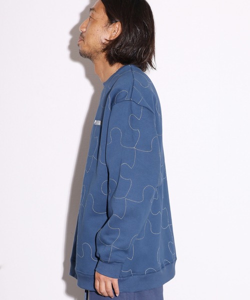 PLEASURES（プレジャー）の「PLEASURES/プレジャーズ PIECES REFLECTIVE CREWNECK クルー スウェット パズル リフレクター仕様 ワンポイントロゴ（スウェット・メンズ・ブラック/ブルー・M/XL/L）」の3枚目の写真