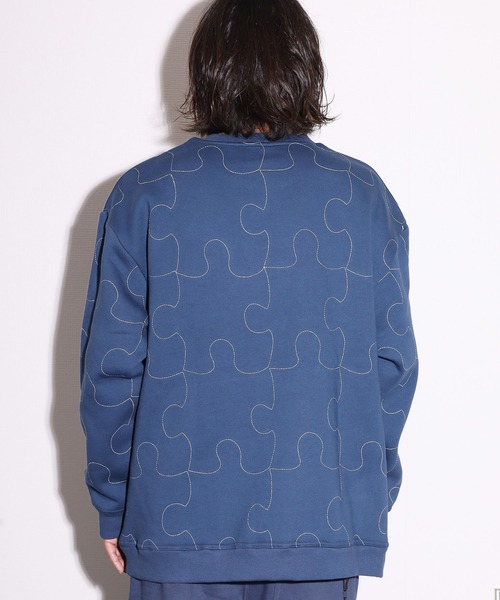 PLEASURES（プレジャー）の「PLEASURES/プレジャーズ PIECES REFLECTIVE CREWNECK クルー スウェット パズル リフレクター仕様 ワンポイントロゴ（スウェット・メンズ・ブラック/ブルー・M/XL/L）」の14枚目の写真