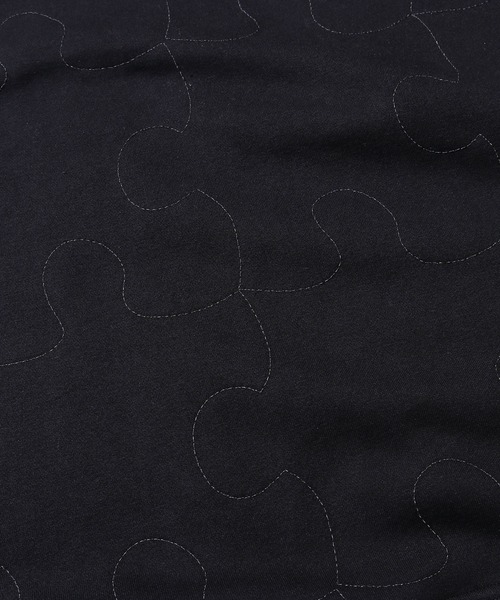 PLEASURES（プレジャー）の「PLEASURES/プレジャーズ PIECES REFLECTIVE CREWNECK クルー スウェット パズル リフレクター仕様 ワンポイントロゴ（スウェット・メンズ・ブラック/ブルー・M/XL/L）」の16枚目の写真