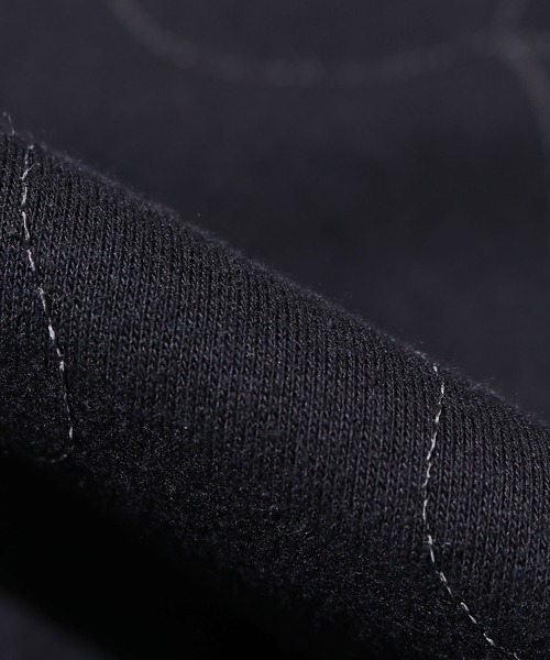 PLEASURES（プレジャー）の「PLEASURES/プレジャーズ PIECES REFLECTIVE CREWNECK クルー スウェット パズル リフレクター仕様 ワンポイントロゴ（スウェット・メンズ・ブラック/ブルー・M/XL/L）」の4枚目の写真