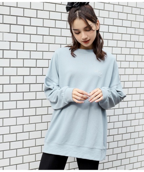 CHILLE(チル)の「刺繍ロゴBIG裏毛スウェット(スウェット・レディース・スミクロ/ライトブルー/ホワイト・FREE)」の1枚目の写真