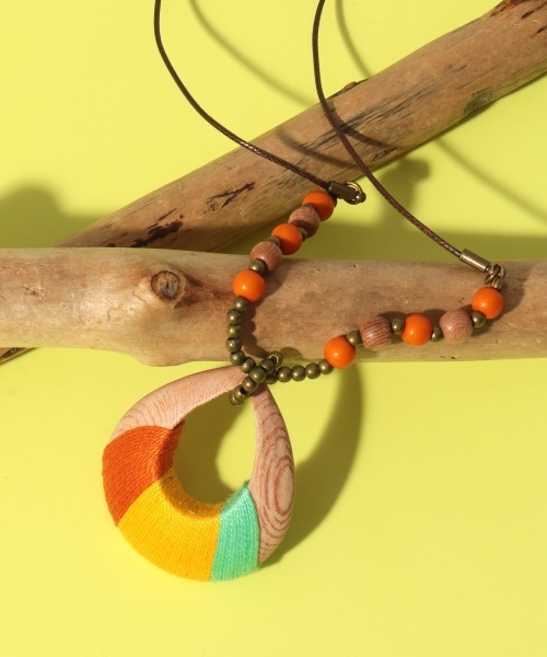 チチカカ（チチカカ）の「カラフル糸巻きネックレス（ネックレス・レディース・パープル/オレンジ/ブルー・FREE）」の3枚目の写真