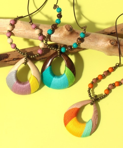 チチカカ（チチカカ）の「カラフル糸巻きネックレス（ネックレス・レディース・パープル/オレンジ/ブルー・FREE）」の4枚目の写真