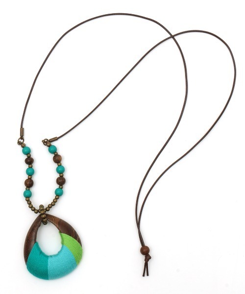 チチカカ（チチカカ）の「カラフル糸巻きネックレス（ネックレス・レディース・パープル/オレンジ/ブルー・FREE）」の5枚目の写真