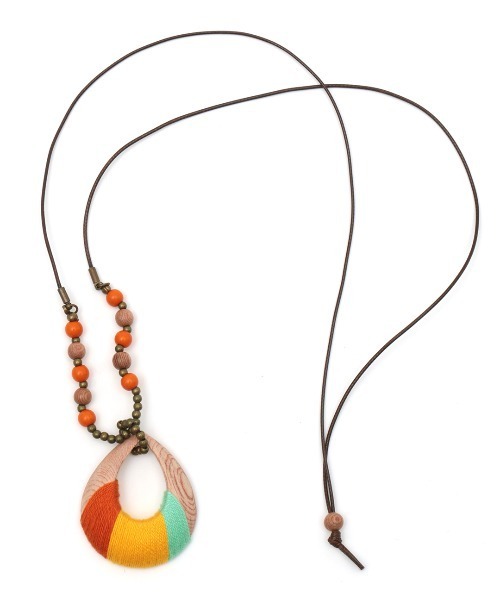 チチカカ（チチカカ）の「カラフル糸巻きネックレス（ネックレス・レディース・パープル/オレンジ/ブルー・FREE）」の7枚目の写真
