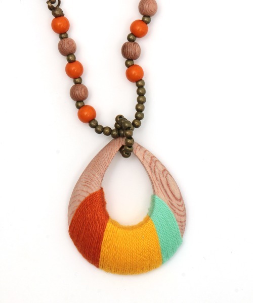 チチカカ（チチカカ）の「カラフル糸巻きネックレス（ネックレス・レディース・パープル/オレンジ/ブルー・FREE）」の10枚目の写真