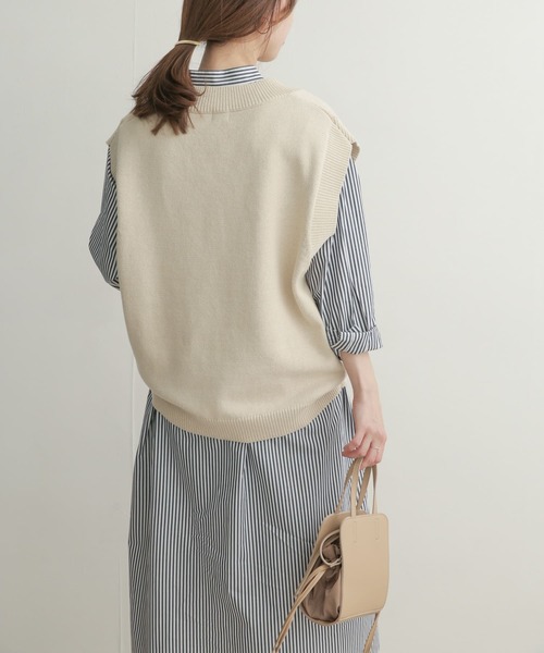 URBAN RESEARCH DOORS（アーバンリサーチドアーズ）の「Vネックニットベスト（ニット/セーター・レディース・ベージュ/ベージュ系その他・1）」の4枚目の写真
