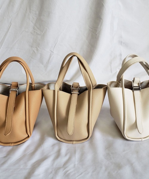 me+em select（ミームセレクト）の「【 6色展開 ／ ３WAY 】フェイクレザースクエアバケツバッグ（ ポーチ／ショルダーストラップ付属 ）（ハンドバッグ・レディース・ホワイト/ブラック/ベージュ/パープル/ブラウン/グリーン・FREE）」の4枚目の写真