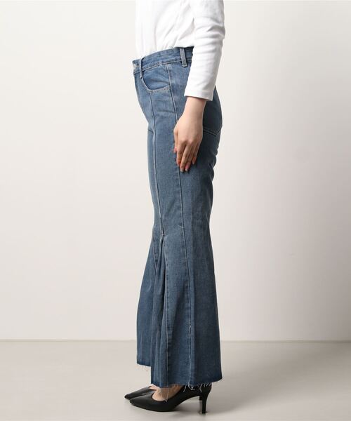 SPINNS（スピンズ）の「ボックスプリーツ デニムフレアパンツ（デニムパンツ・レディース・ブルー/ライトブルー・ONESIZE）」の4枚目の写真