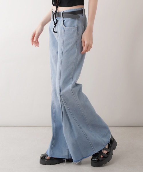 SPINNS（スピンズ）の「ボックスプリーツ デニムフレアパンツ（デニムパンツ・レディース・ブルー/ライトブルー・ONESIZE）」の19枚目の写真