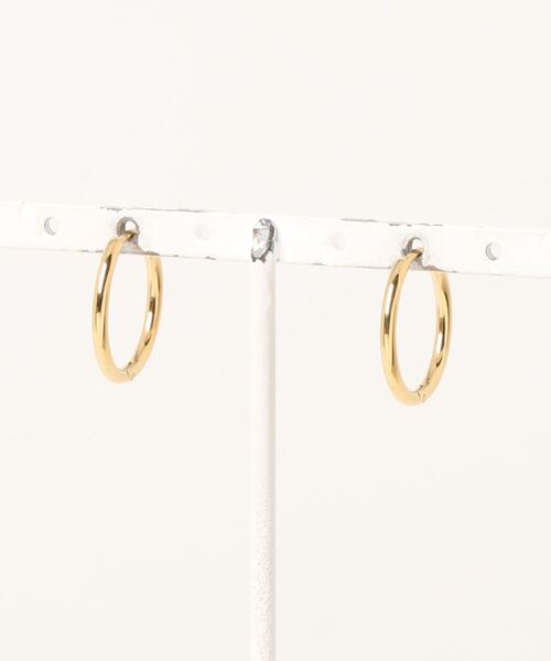 and it_(アンドイット)の「金属アレルギー対応 サージカルステンレス GOLDラウンドピアス(ピアス(両耳用)・レディース・ゴールド・S)」の2枚目の写真