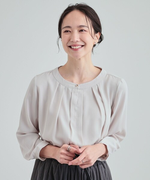 SHOO・LA・RUE（シューラルー）の「◆【S-3L】バンドカラー風タックブラウス（シャツ/ブラウス・レディース・ホワイト系5/ブラック系2/グレー系7・01/05/02/03/04）」の3枚目の写真