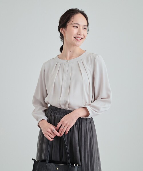 SHOO・LA・RUE（シューラルー）の「◆【S-3L】バンドカラー風タックブラウス（シャツ/ブラウス・レディース・ホワイト系5/ブラック系2/グレー系7・01/05/02/03/04）」の7枚目の写真