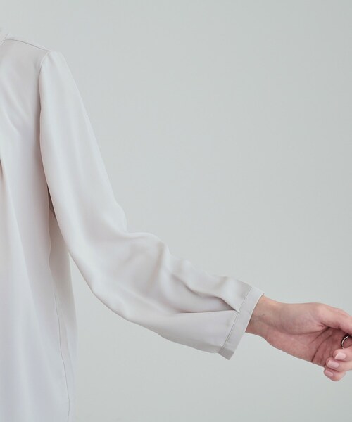 SHOO・LA・RUE（シューラルー）の「◆【S-3L】バンドカラー風タックブラウス（シャツ/ブラウス・レディース・ホワイト系5/ブラック系2/グレー系7・01/05/02/03/04）」の6枚目の写真