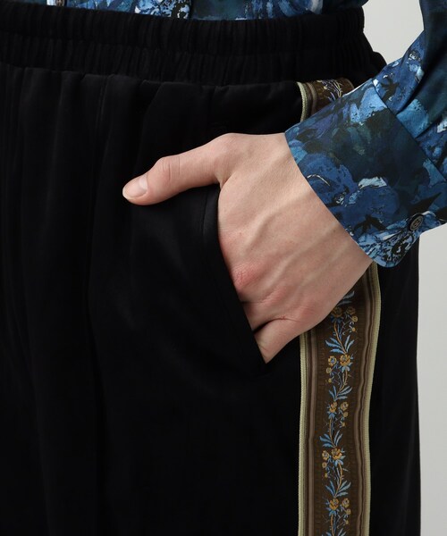 tk.TAKEO KIKUCHI（ティーケータケオキクチ）の「◆ベロアトラックパンツ（その他パンツ・メンズ・ブラック/ダークグリーン/ブルー・02/03）」の4枚目の写真