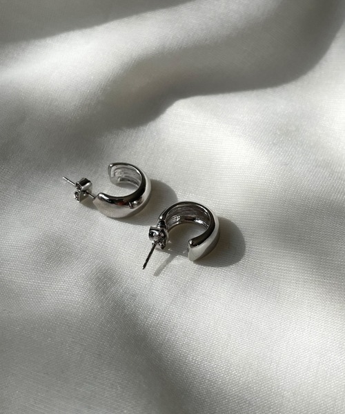 PT（ピーティ）の「Pt(ピーティー) スモールフープワイドピアス（ピアス（両耳用）・レディース・ゴールド/シルバー・ONE SIZE）」の2枚目の写真