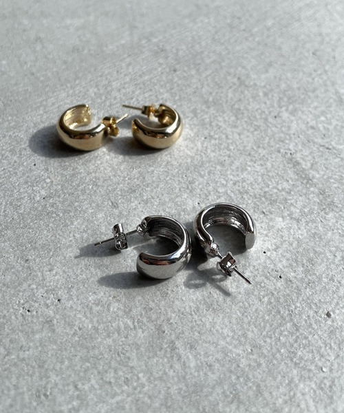 PT（ピーティ）の「Pt(ピーティー) スモールフープワイドピアス（ピアス（両耳用）・レディース・ゴールド/シルバー・ONE SIZE）」の4枚目の写真