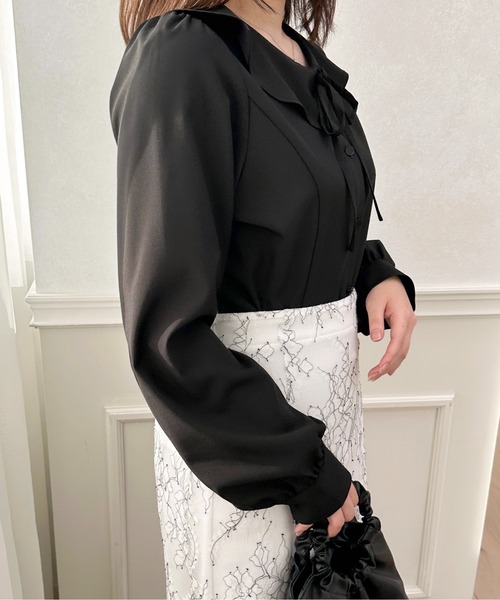 【IRENE】シャツ　ブラウス　黒 リステア リボン　ラッフル 新品タグ付き リボンラッフルブラウス[品番：EMEW0048119]｜earth music&ecology