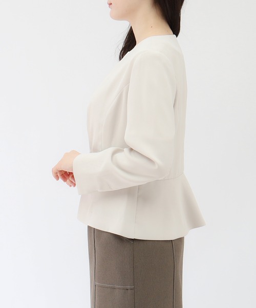 TRUDEA(トルディア)の「ツイルキーネックペプラムフレアージャケット(ノーカラージャケット・レディース・ブラック/ベージュ・MEDIUM/SMALL)」の14枚目の写真