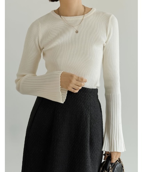 Re:EDIT（リエディ）の「[新色追加][販売枚数1.8万枚突破]選べる2TYPE配色or無地フレアスリーブリブニットトップス（ニット/セーター・レディース・ホワイト×ブラック/ブラック×ホワイト/ブラック系その他/ブラック/ホワイト/レッド系その他/ブルー系その他2/ホワイト系2/オレンジ系その他/ブルー系1/ブルー系その他/ブラック系その他2/オレンジ系その他2/ブラック系2/ブラック系/ホワイト系/レッド系その他2/ブルー系/レッド系その他3/レッド系その他4/ピンク系その他/パープル系その他/パープル系その他2/ピンク系その他2・LARGE/MEDIUM）」の4枚目の写真