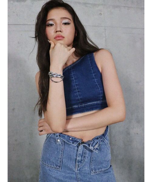 EVRIS（エヴリス）の「【10周年記念】デニムワンショルダートップス（キャミソール・レディース・ブルー・FREE）」の2枚目の写真