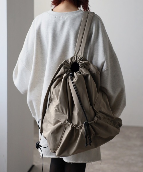 GUSCIO（グッシオ）の「【グッシオベーシック】ドローストリングバックパック（バックパック/リュック・レディース・アイボリー/カーキ/ブラック/グレイッシュベージュ・FREE）」の4枚目の写真