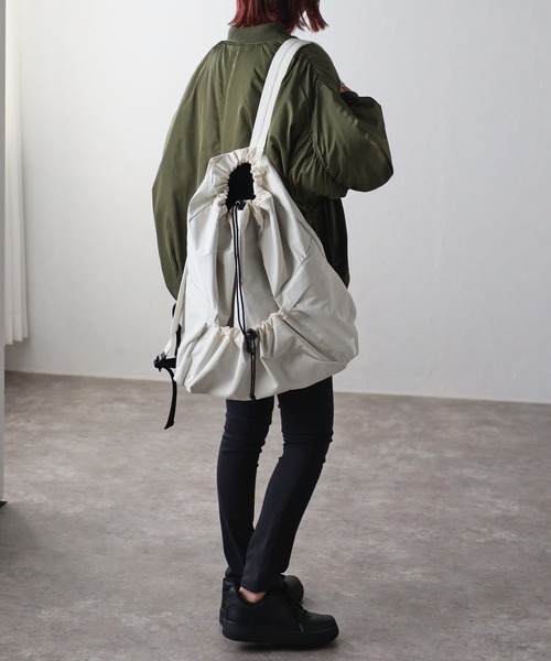 GUSCIO（グッシオ）の「【グッシオベーシック】ドローストリングバックパック（バックパック/リュック・レディース・アイボリー/カーキ/ブラック/グレイッシュベージュ・FREE）」の18枚目の写真