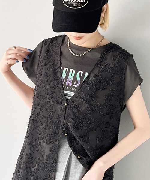 classicalelf（クラシカルエルフ）の「1枚で印象的style。前後2way フラワーフリンジジャガードシアーベスト（ベスト・レディース・チャコールグレー/アイボリー・LARGE/X-LARGE/MEDIUM/SMALL）」の2枚目の写真