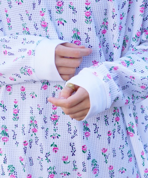 HARVESTY（ハーベスティ）の「HARVESTY/ハーベスティー × JE MORGAN/ジェーイーモーガン　TC WAFFLE FLOWER ONE PIECEワッフル小花柄ワンピース（ワンピース・レディース・グレー/オフホワイト・1/2）」の4枚目の写真