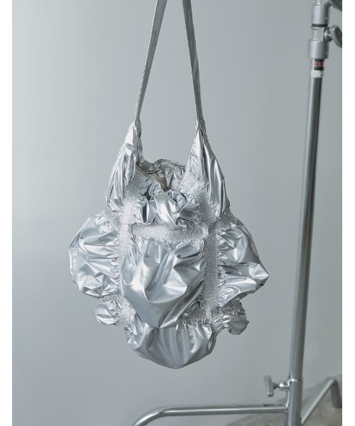 Re:EDIT(リエディ)の「シャーリングメタリックトートバッグ(トートバッグ・レディース・ホワイト/ゴールド/シルバー/ブラック・FREE)」の3枚目の写真