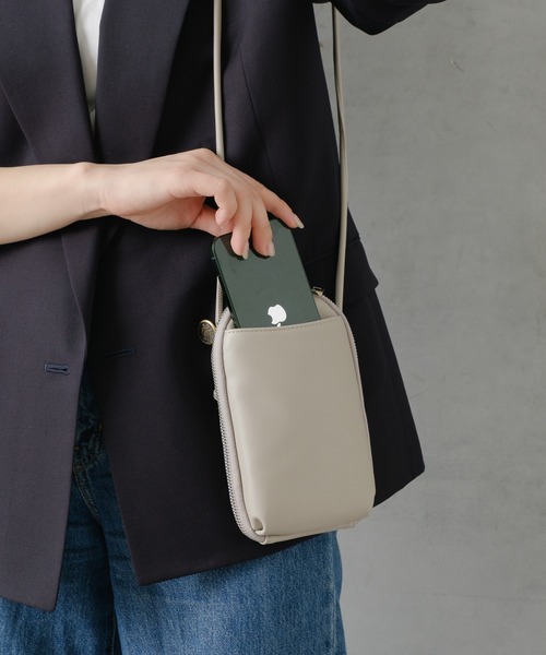 Actually（アクチュアリー）の「ラウンドスマホショルダー（ショルダーバッグ・レディース・アイボリー/グレイッシュベージュ/ブラック・フリー）」の6枚目の写真