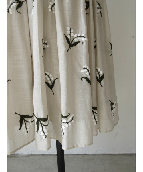 nesessaire（ネセセア）の「ミュゲ（すずらん）エンブロイダリースカート（スカート・レディース・ベージュ/ネイビー/ライラック・38）」の16枚目の写真