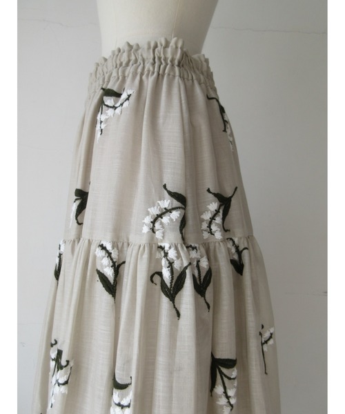 nesessaire（ネセセア）の「ミュゲ（すずらん）エンブロイダリースカート（スカート・レディース・ベージュ/ネイビー/ライラック・38）」の17枚目の写真