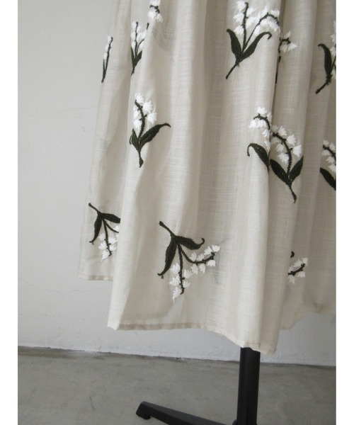 nesessaire（ネセセア）の「ミュゲ（すずらん）エンブロイダリースカート（スカート・レディース・ベージュ/ネイビー/ライラック・38）」の18枚目の写真