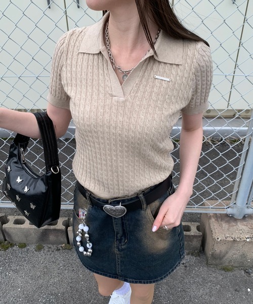 non-hedge(ノンヘッジ)の「プレート付ニットポロ襟トップス(ニット/セーター・レディース・ブラック/ベージュ/ブラウン/オフホワイト・FREE)」の1枚目の写真