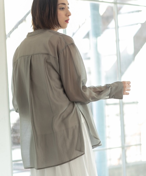 OPAQUE.CLIP（オペークドットクリップ）の「◆《VERY掲載》シアーバンドカラーシャツ【洗濯機洗い可】（シャツ/ブラウス・レディース・ダークグレー/ベージュ/スモーキーグリーン系・36/42/40/38）」の7枚目の写真