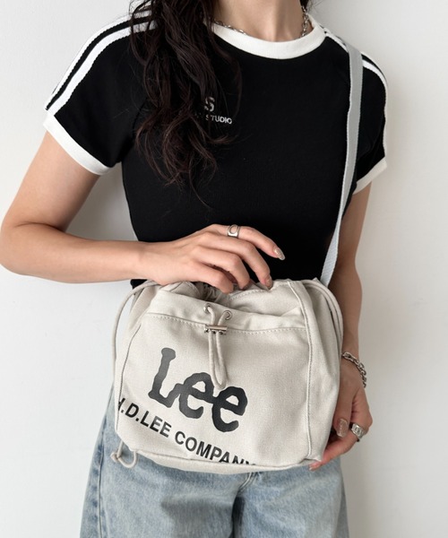Lee（リー）の「Lee/リー BIG　ナナメプリント　ドローストリング　2WAY　巾着　ショルダー（ショルダーバッグ・レディース・ブラック/ホワイト/ホワイト×シルバー/グレー・FREE）」の4枚目の写真
