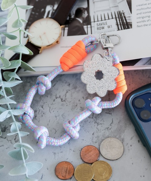 niko and（ニコアンド）の「コードフラワーハンドストラップ