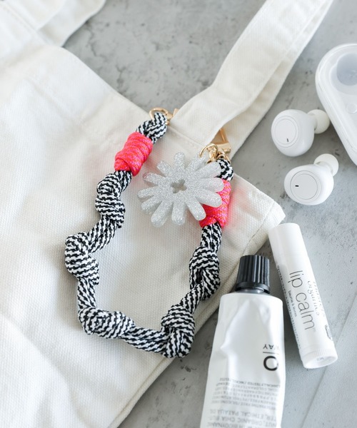 niko and...（ニコアンド）の「コードフラワーハンドストラップ（スマホグッズ・レディース・オレンジ/グリーン/ライトブルー/ブラック/ラベンダー/シャーベット/セージグリーン・0）」の2枚目の写真