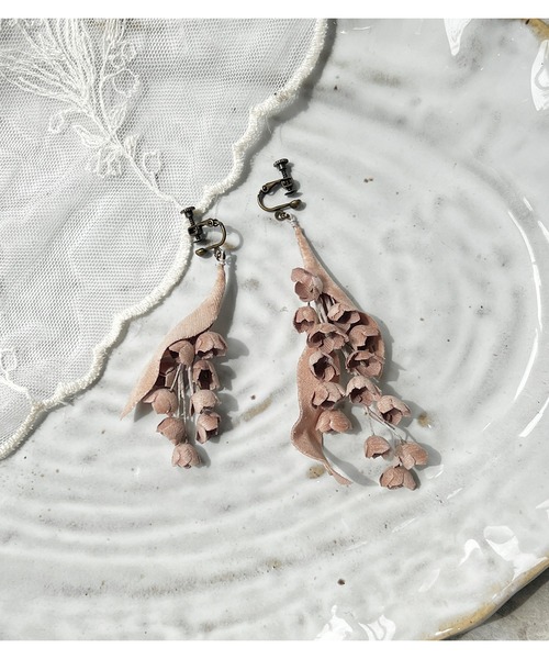 m.soeur（エムスール）の「スズランの両耳イヤリング（イヤリング・レディース・ホワイト/ブラック/グレー・FREE）」の3枚目の写真