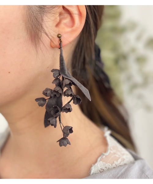 m.soeur（エムスール）の「スズランの両耳イヤリング（イヤリング・レディース・ホワイト/ブラック/グレー・FREE）」の2枚目の写真