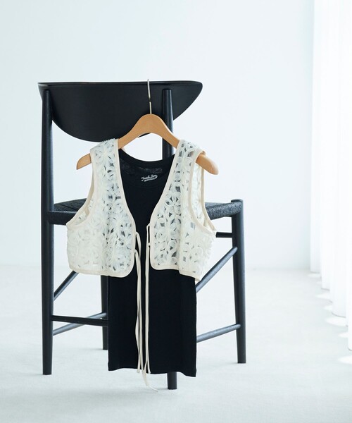 FREAK'S STORE（フリークスストア）の「FREAK’S STORE/フリークスストア The Yarn.  バテンレースベスト（ベスト・レディース・ブラック/オフホワイト・ﾌﾘ-）」の4枚目の写真
