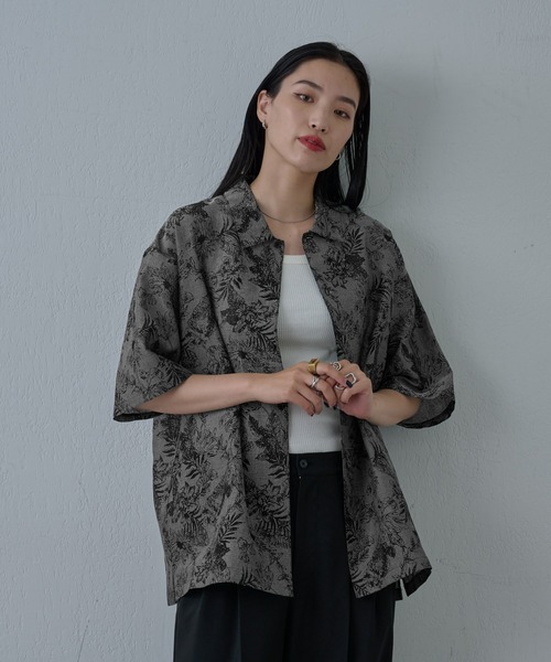 COLONY 2139（コロニートゥーワンスリーナイン）の「アーティフラワーリネンタッチ半袖シャツ（シャツ/ブラウス・メンズ・ブラック/ホワイト・MEDIUM/LARGE）」の2枚目の写真