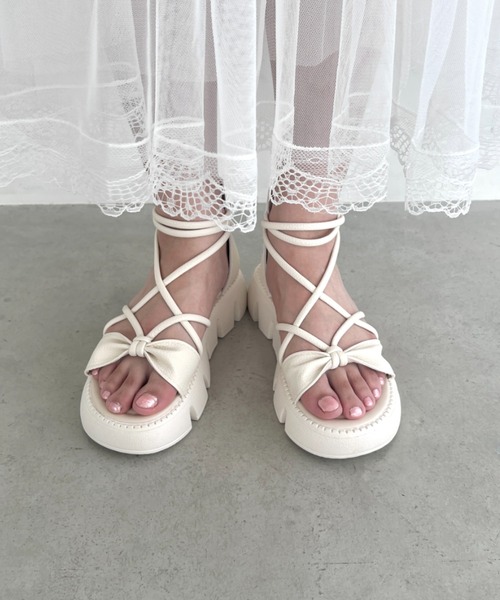 Loueme(ルエム)の「厚底レースアップリボンサンダル(サンダル・レディース・アイボリー/ブラック・23.5cm/24.5cm)」の4枚目の写真